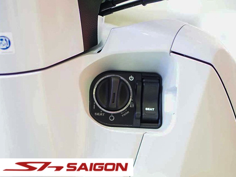 Mẫu xe tay ga cao cấp của Honda còn có những trang bị, tiện nghi đáng chú ý như hệ thống đèn chiếu sáng, đèn hậu, đèn định vị LED. Chìa khóa thông minh (Smart Key) thay thế chìa khóa thông thường có thể hoạt động trong phạm vi 2 mét.