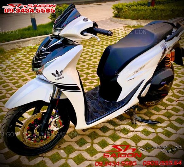 xe sh 2020 gắn mặt nạ ba sọc đen bóng cực đẹp